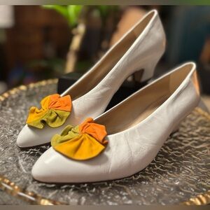 Vintage Bandolino Made in Italy Ivory Leather Pumps with Sculptural Bow 8.5 N